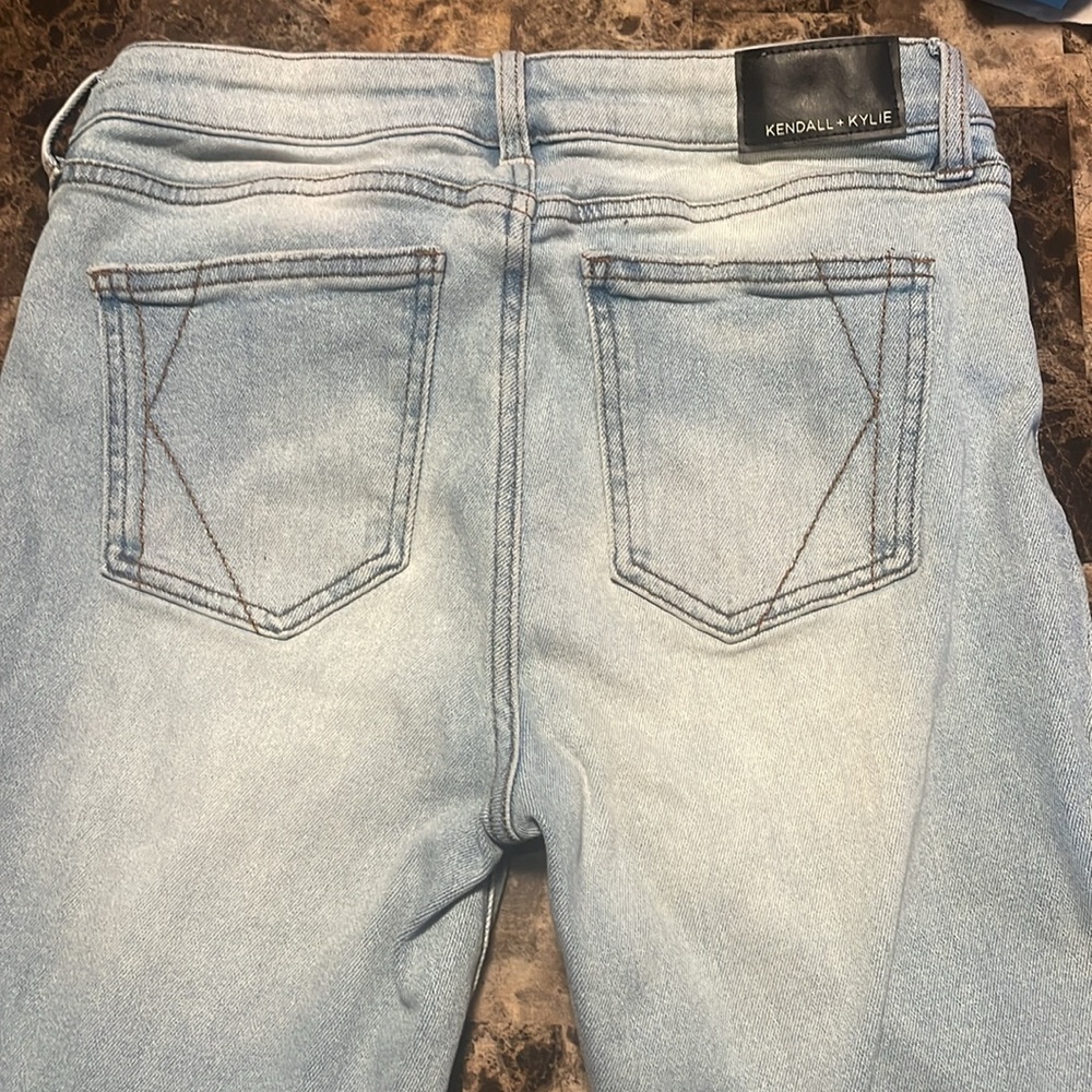 Women’s Kendall + Kylie Distressed Jeans - Picture 5 of 7